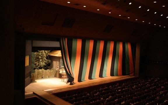 歌舞伎の定式幕の色の意味！オレンジ・緑・黒の垂れ幕について