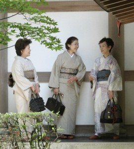 Traditional_kimono[1]