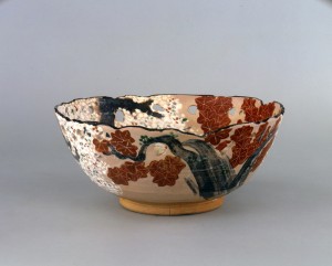 20150128_dohachiomobi_Bowl%20with%20cherry%20tree%20and%20maple%20tree%20motif%20in%20overglaze%20enamels-thumb-700xauto-4970