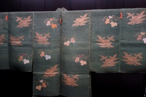 Choken_Coat_(Noh_costume),_Edo_period,_18th_century,_chestnut_sprays_and_ivy_design_on_green_ground_-_Tokyo_National_Museum_-_DSC06177[1]